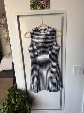 Commense Sleeveless Houndstooth Shift Dress - Black & White